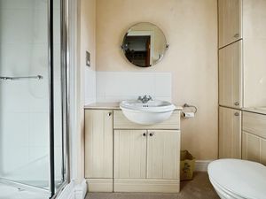 En suite bed 1- click for photo gallery